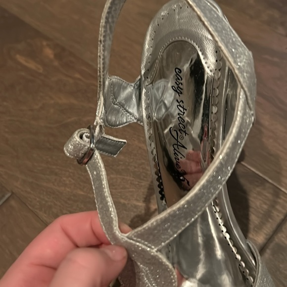 Easy street alive 5 never worn shoes!!!! - Picture 3 of 5
